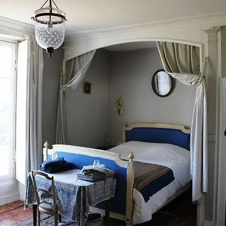 Couette-café Chateau De Saint Frambault 3*