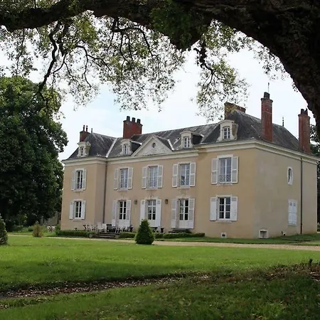 Couette-café Chateau De Saint Frambault 3*